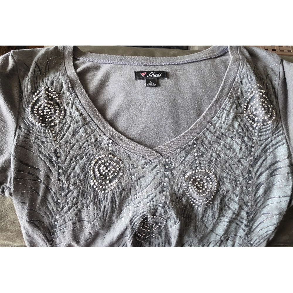 Guess T-Shirt Womens L Gray V-Neck Short Sleeve Peacock Feather Graphic Print - Picture 5 of 6